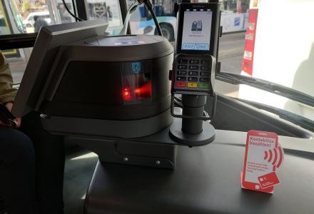 Ein Terminal im Bus, an dem man bargeldlos bezahlen kann.