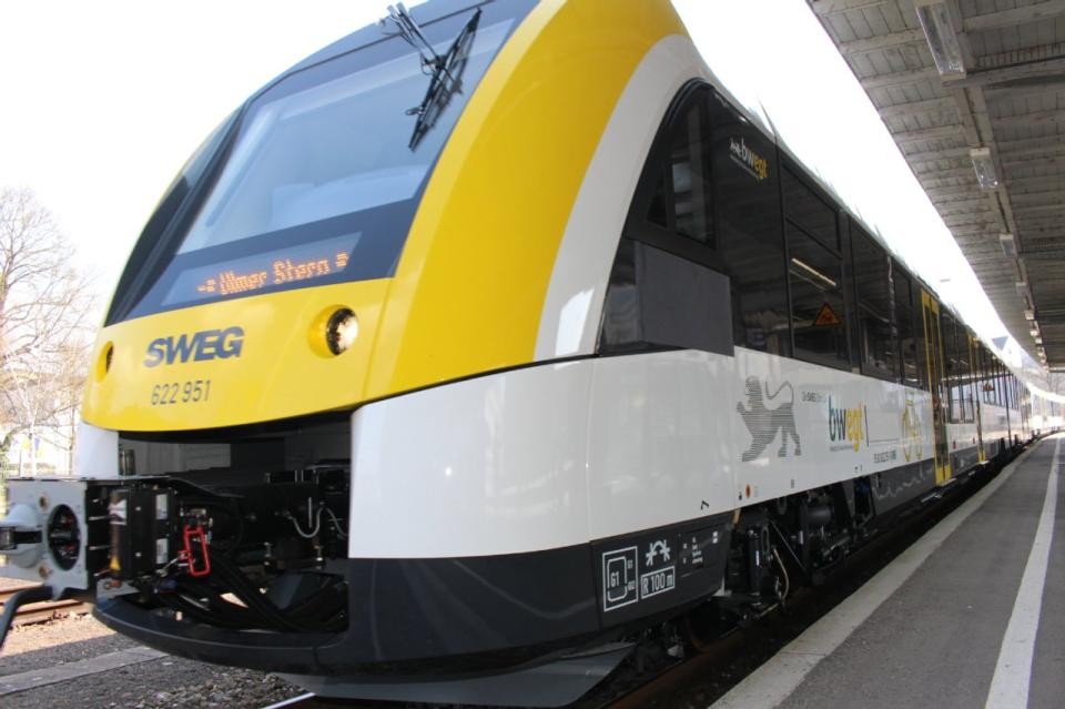 Brenzbahn beim Halt am Bahnhof Heidenheim