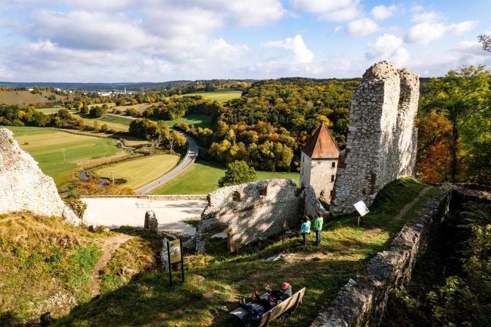 Blick von einer Burg aus ins Tal.