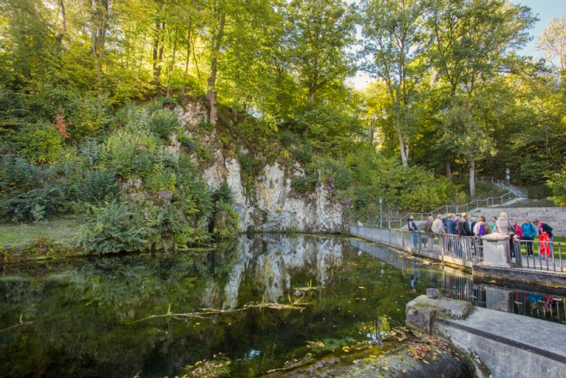 Eine Reisegruppe am Brenzursprung